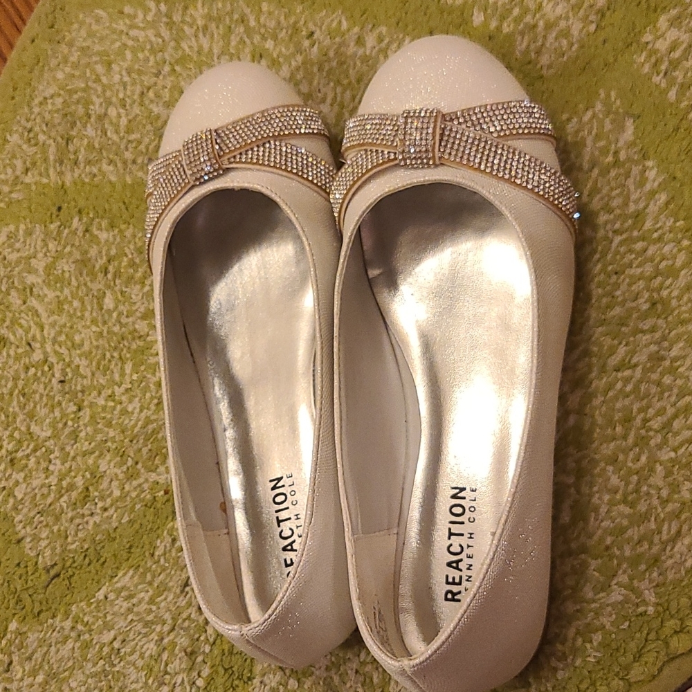 Kenneth Cole white flats with silver detailing size 4 girls size 6 adults